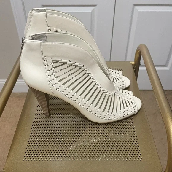 Vince Camuto. Off white/beige - Picture 2 of 4